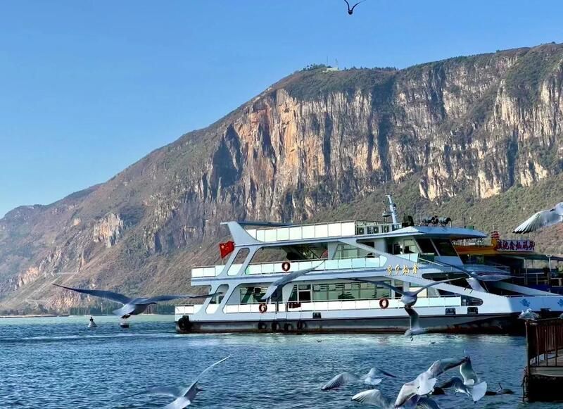 Đi thuyền ngắm hồ