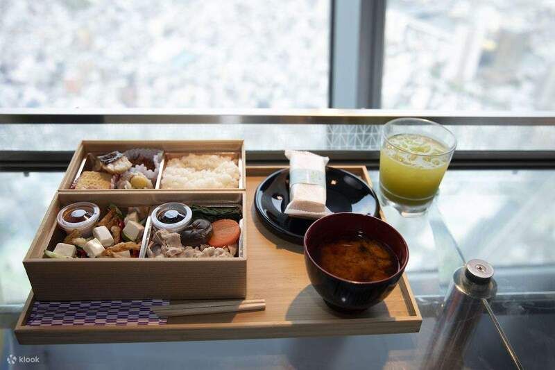 Thưởng thức đồ uống hoặc bữa ăn trên cao