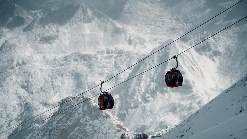 Hệ thống cáp treo ấn tượng xuyên rừng tuyết