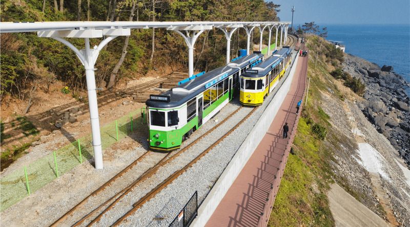 Đi tàu điện ven biển Haeundae