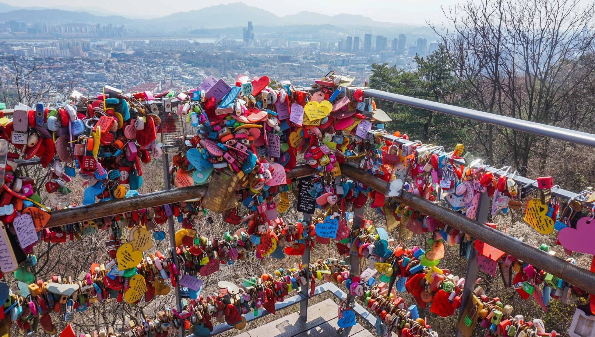 Cặp đôi Việt bóp khoá tình yêu dày đặc trên tháp Namsan ở Hàn Quốc