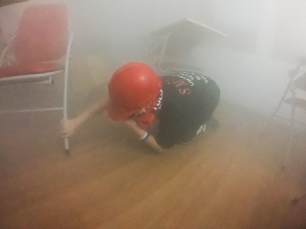 Cách thoát hiểm khi khói trong phòng kín